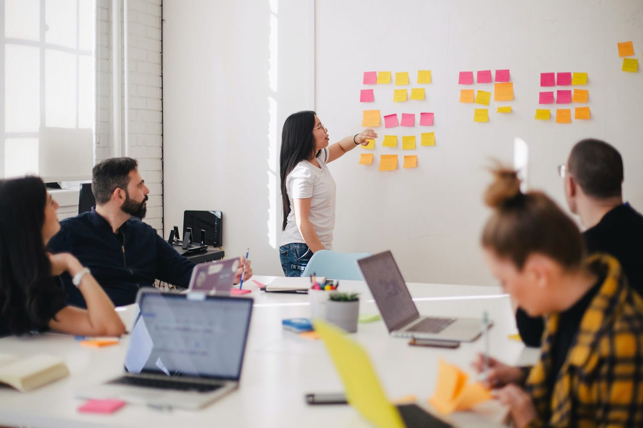 Team strategizing at a digital PR agency, focusing on SEO services for startups and B2B SaaS with AI and GEO expertise.