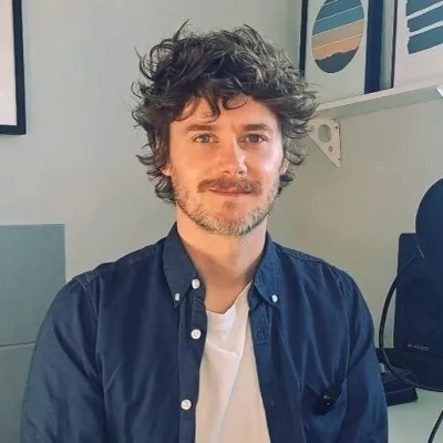 The headshot of Jamie Thomson.