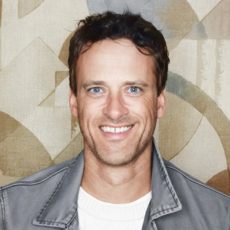 The headshot of Ross Crooks.