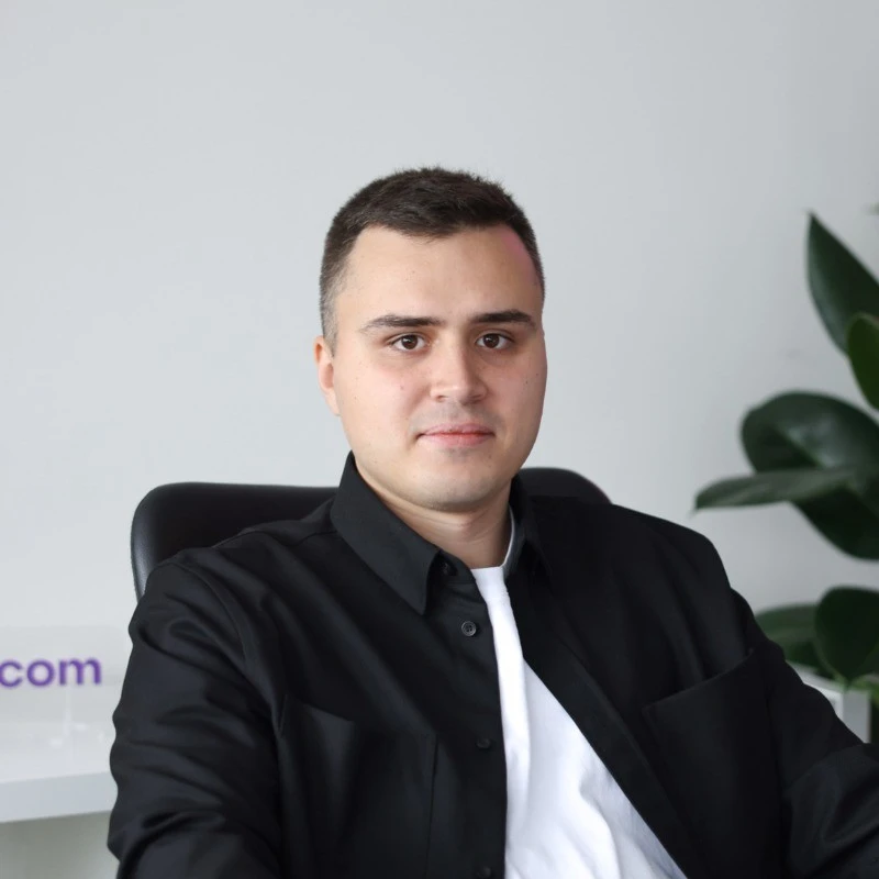 Alex Karnaukh headshot.