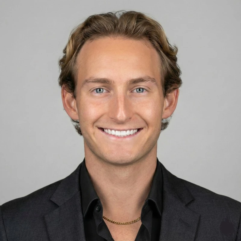 Logan Simmons headshot.